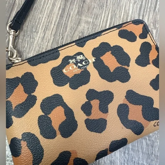 Coach wristlet / wallet in Cheetah print NWT from pet and smoke free home - Picture 9 of 15